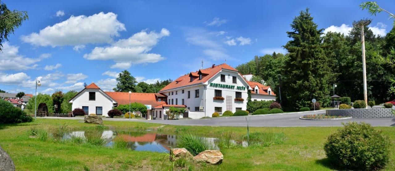 Hotel Mlyn - Jihlava Vílanec Buitenkant foto