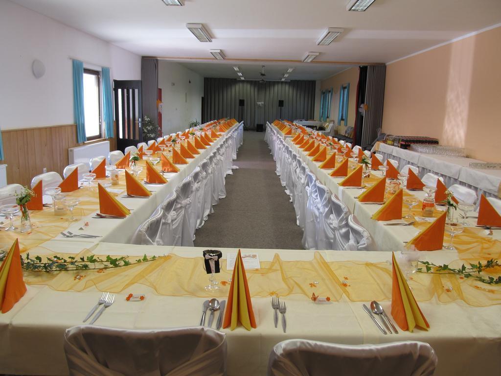 Hotel Mlyn - Jihlava Vílanec Buitenkant foto