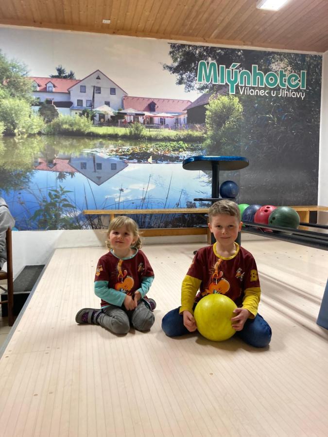 Hotel Mlyn - Jihlava Vílanec Buitenkant foto