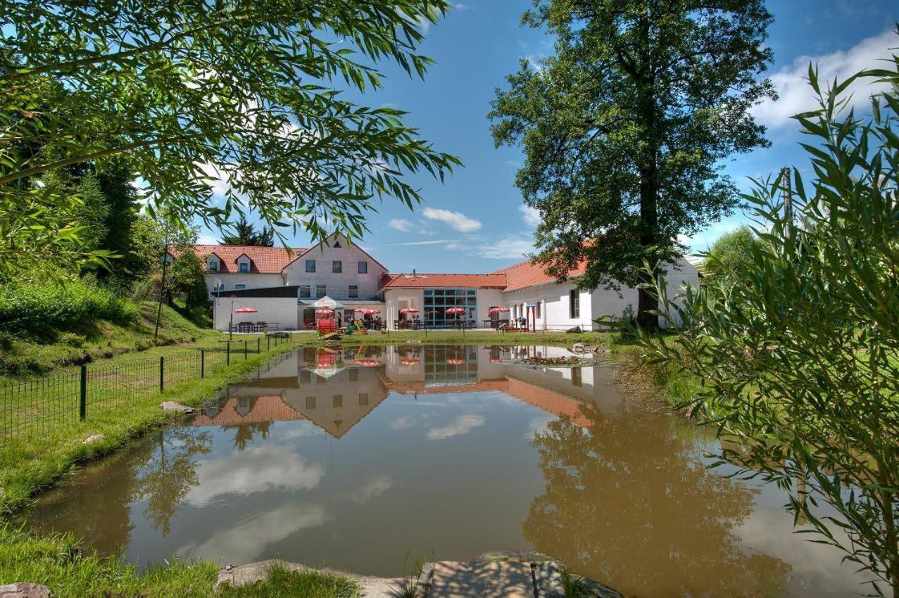 Hotel Mlyn - Jihlava Vílanec Buitenkant foto