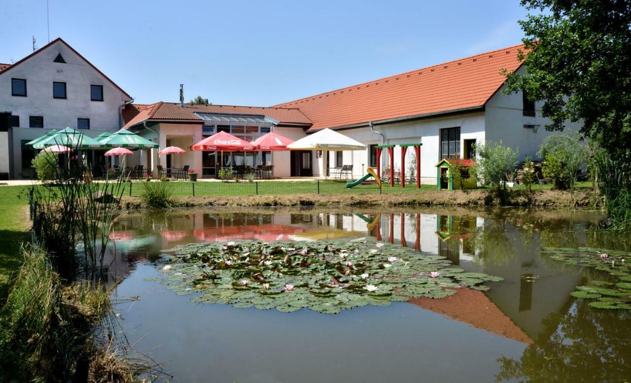 Hotel Mlyn - Jihlava Vílanec Buitenkant foto